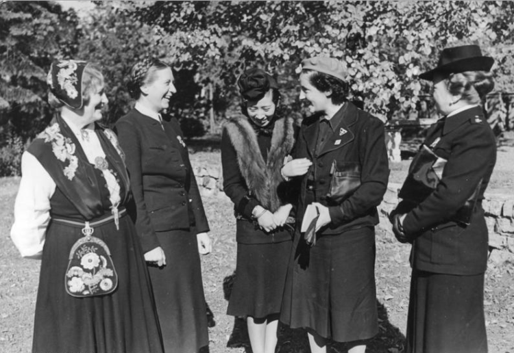 Left Right:. Olga Bjone , Country Director d. norwegischen NS-Frauenorganisation, Reichsfrauenführerin Scholtz-Klink, the wife of the Japanese ambassador, Ōshima , the Spanish Women's LeaderPilar Primo de Rivera and Marchesa Olga Medici (1941)